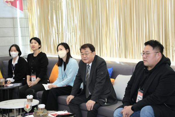 박성효 이사장(오른쪽 두번째)이 대전 서구 소재 청년 활동 공간에서 개최된 간담회에서 청년 소상공인 의견을 청취하는 모습. 사진=소진공