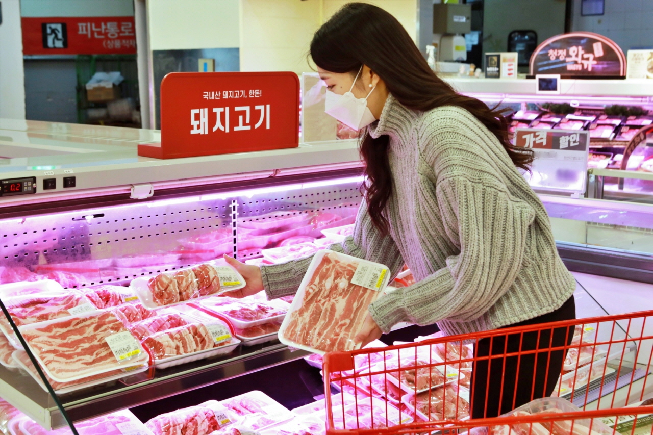 롯데마트 서울역점에서 축산 매장에서 삼겹살을 쇼핑하는 고객 모습. 사진= 롯데마트