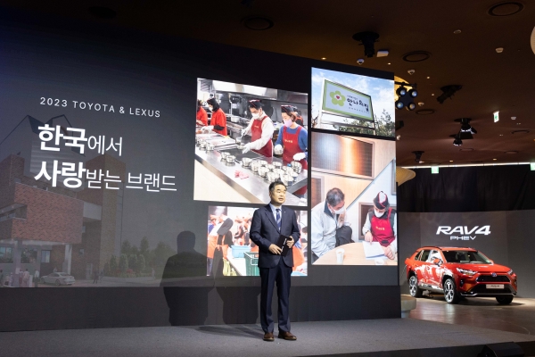 한국토요타 콘야마 마나부 사장이 2023 기자간담회에서 올해 사업전략을 소개하고 있다. 사진=한국토요타자동차