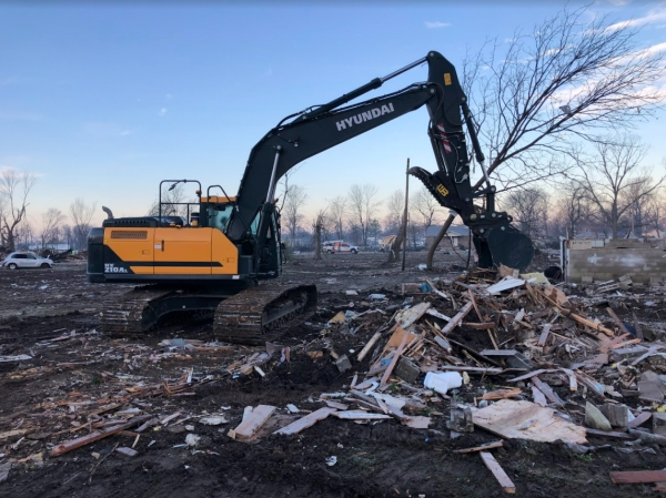 지난해 1월 토네이도로 인해 큰 피해가 발생한 미국 테네시주 샘버그 지역 피해 복구 작업에 투입된 HD현대건설기계 21톤 굴착기 모습. 사진=HD현대