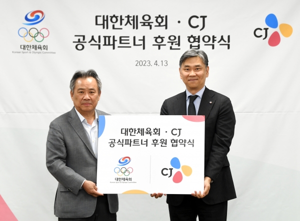 김홍기 CJ㈜ 대표이사(오른쪽)와 이기흥 대한체육회 회장(왼쪽)이 공식 파트너 후원 협약을 맺고 기념사진을 촬영하는 모습. 사진=CJ