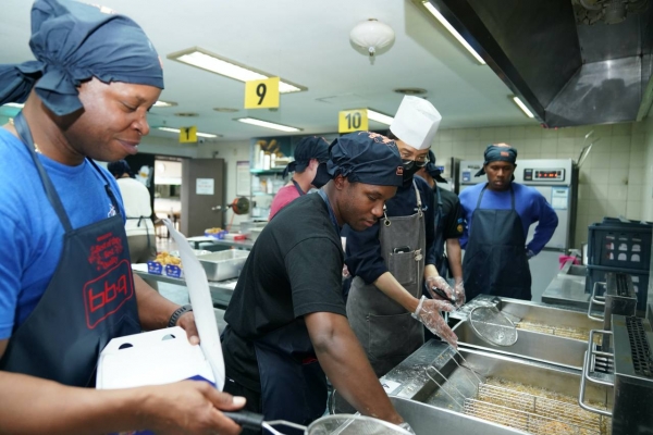 BBQ 치킨대학에서 운영하는 치킨캠프에 참여한 평택 캠프 험프리스 소속 미군들이 황금올리브 치킨을 직접 튀기는 체험을 하고 있다. 사진=BBQ