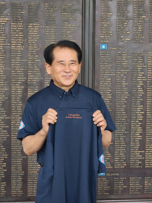 전 인천남동구청장 장석현씨가 지난 20일 용산 전쟁기념관에서 언성히어로클럽이 전개하고 있는 위아밴플리트 캠페인의 일환으로 제작한 밴플리트 셔츠를 들고 기념촬영 중=언성히어로클럽