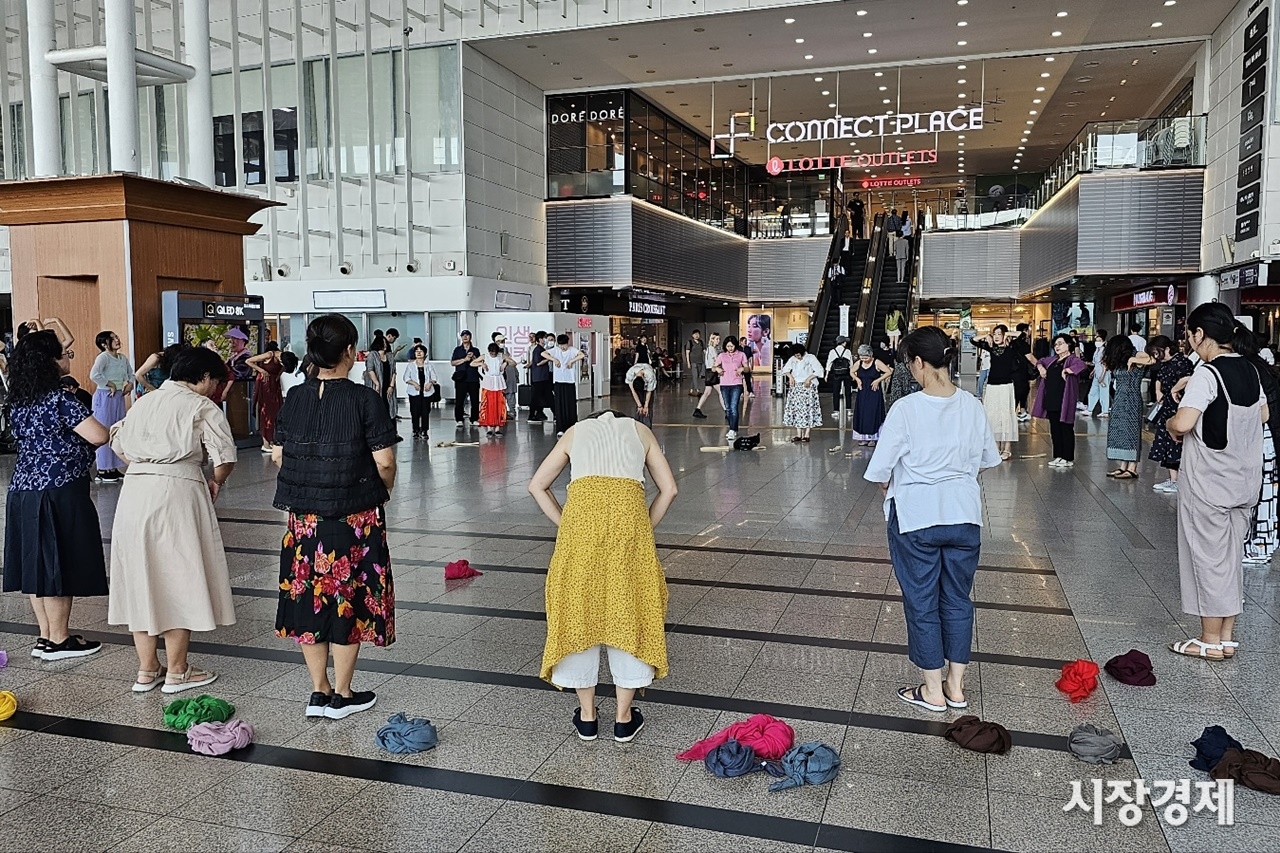 희망철도재단(이하 재단)이 9월 9일 오후 2시부터 서울역 3층 대합실에서 자살예방의 날 캠페인 ‘마음을 잇다 사람을 잇다’를 진행했다고 12일 밝혔다. 사진=시장경제신문DB