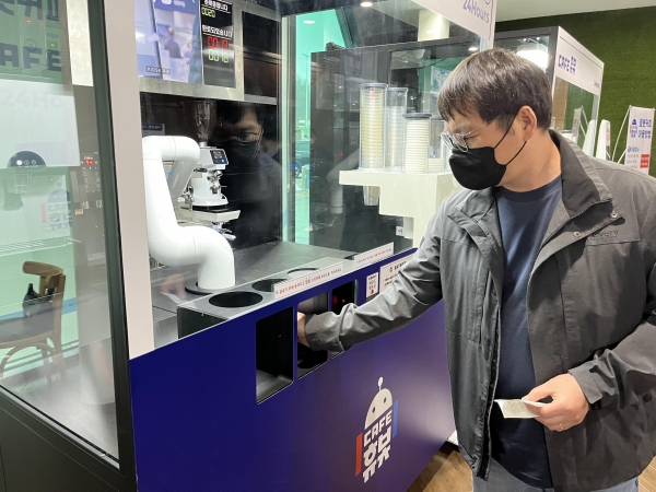 중부내륙고속도로 문경 휴게소의 커피 로봇   사진=한국도로공사