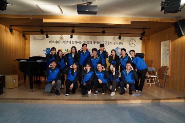 15일 인천 혜광학교에서 구연동화 봉사활동을 진행한 더클래스 효성 임직원들의 모습. 사진=더클래스 효성