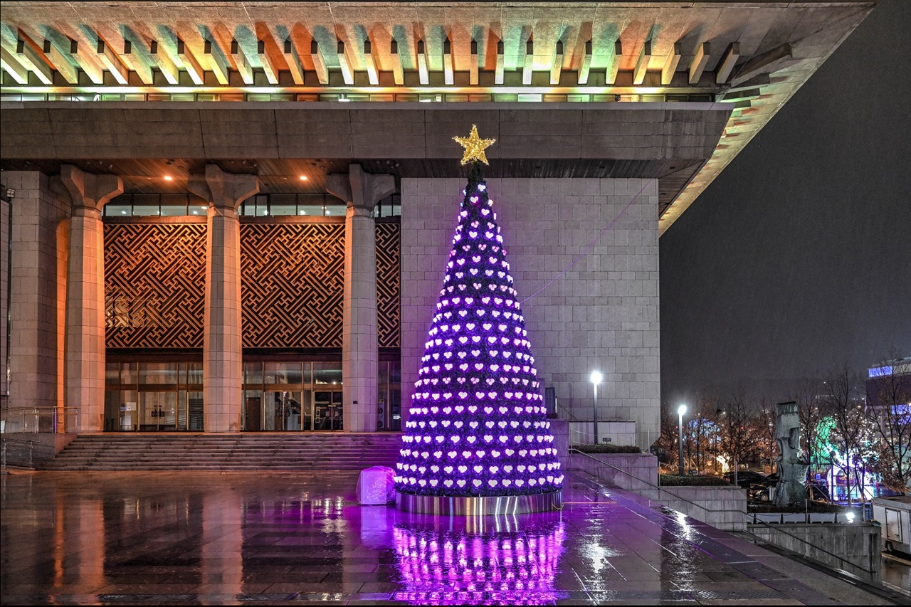아모레퍼시픽재단이 설립 50주년을 기념해 세종문화회관과 함께하는 공공예술 프로젝트로 화장품 공병으로 만든 크리스마스 트리 ‘희망의 빛 1332’를 전시한다고 15일 밝혔다. 사진=아모레퍼시픽