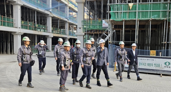 박홍근 HDC현대산업개발 시공혁신단장(사진 맨 앞줄 왼쪽에서 세 번째)이 2023년 10월 잠실진주재건축 현장을 방문해 구조자문을 하고 있다. 사진=HDC현산