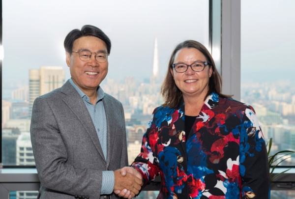 (왼쪽부터) 최정우 회장이 지난달 31일 서울 포스코센터에서 매들린 킹 호주 자원부 장관과 사업 협력 방안을 논의했다.  사진=포스코홀딩스