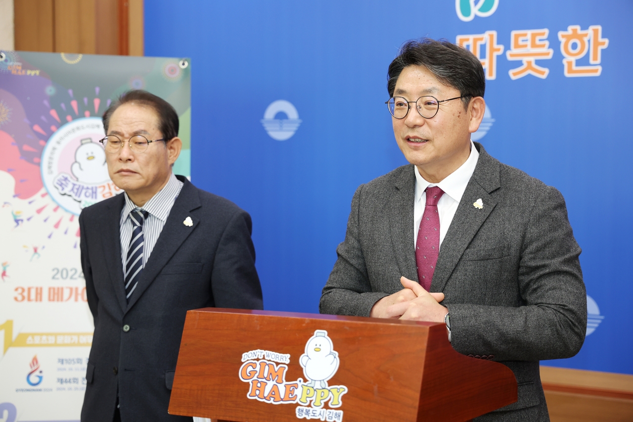 홍태용 김해시장(오른쪽). (사진=김해시)