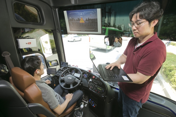 KT가 자율주행 버스를 활용해 서울 강북 지역에서 5G-V2X 기술을 실증하고 있다. 사진=KT