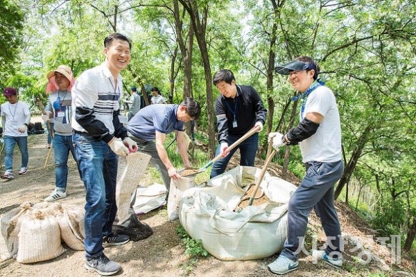 효성그룹 임직원들이 서울 마포 노을공원을 찾아 묘목을 심고 있다. 사진=효성그룹 제공.