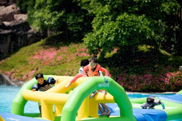 해온 스플래시 페스티벌에서 물놀이는 즐기는 어린이들. 사진= 롯데호텔