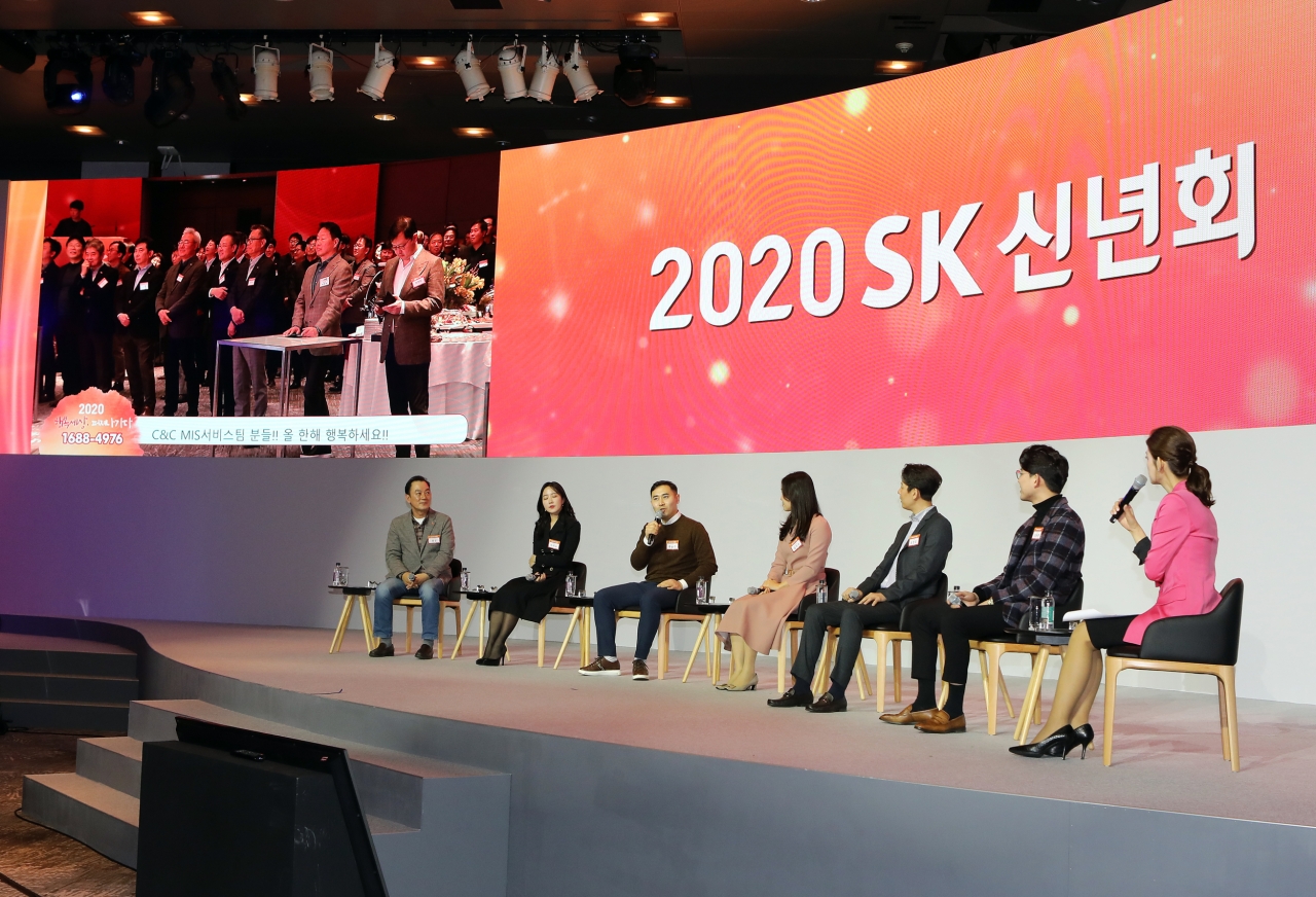 2일 오후 서울 광진구 워커힐호텔에서 열린 2020년 SK 그룹 신년회에서 구성원 대표들이 행복을 주제로 패널 토론을 하고 있다. 사진=SK