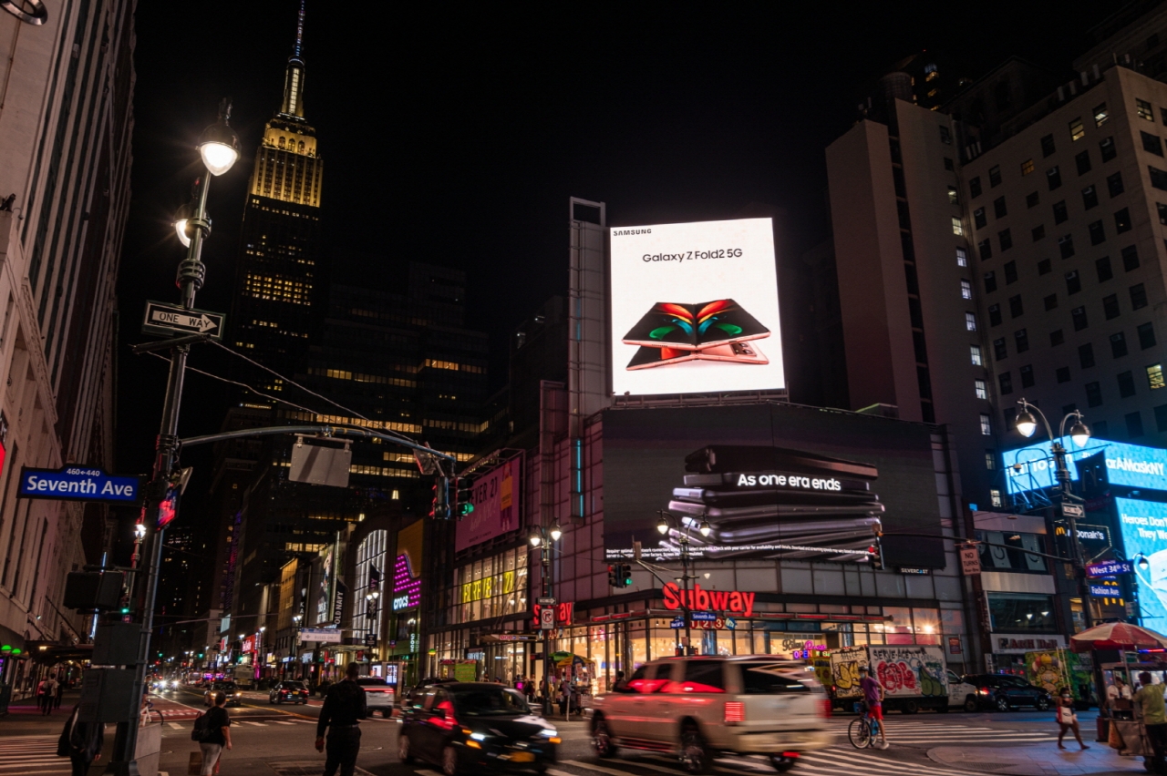 미국 뉴욕 펜실베니아 플라자에서 운영 중인 '갤럭시 Z 폴드2' 옥외광고. 사진=삼성전자