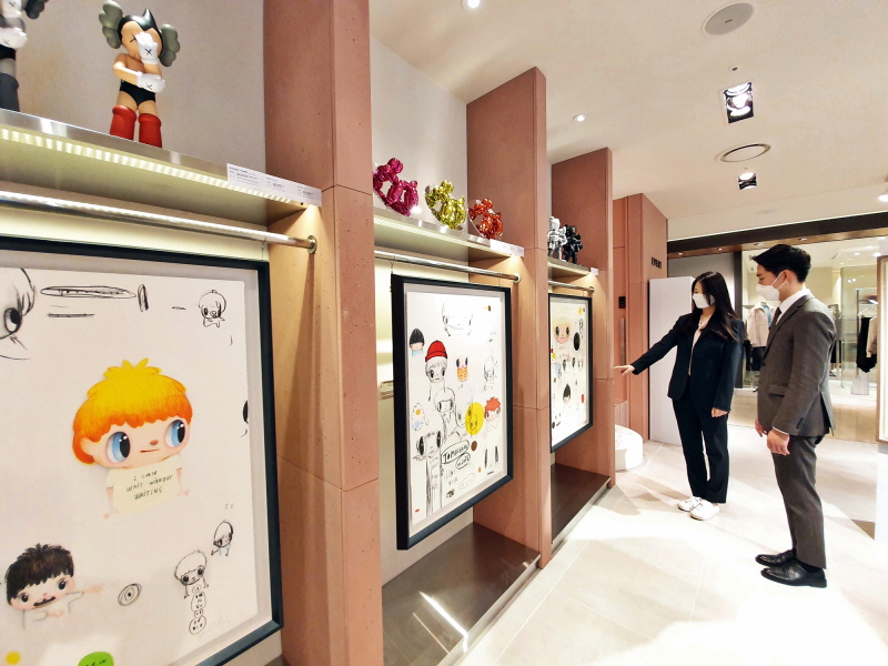 11일 오전, 서울시 강남구 현대백화점 압구정본점 3층에 위치한 전시장에서 고객들이 작품을 감상하고 있다. 사진= 현대백화점