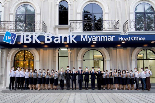 지난해 12월 30일 현지법인 설립 최종인가를 획득한 IBK미얀마은행 본점 앞에서 직원들이 기념촬영을 하고 있다. 사진=기업은행 제공
