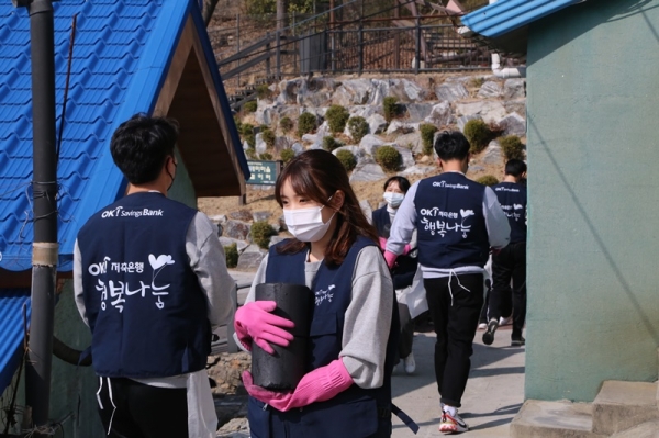OK금융그룹은 지난 10일 서울 홍제동 개미마을에서 자사 신입사원들이 '연탄 나눔' 봉사를 전개했다고 11일 밝혔다. 사진=OK금융그룹 제공