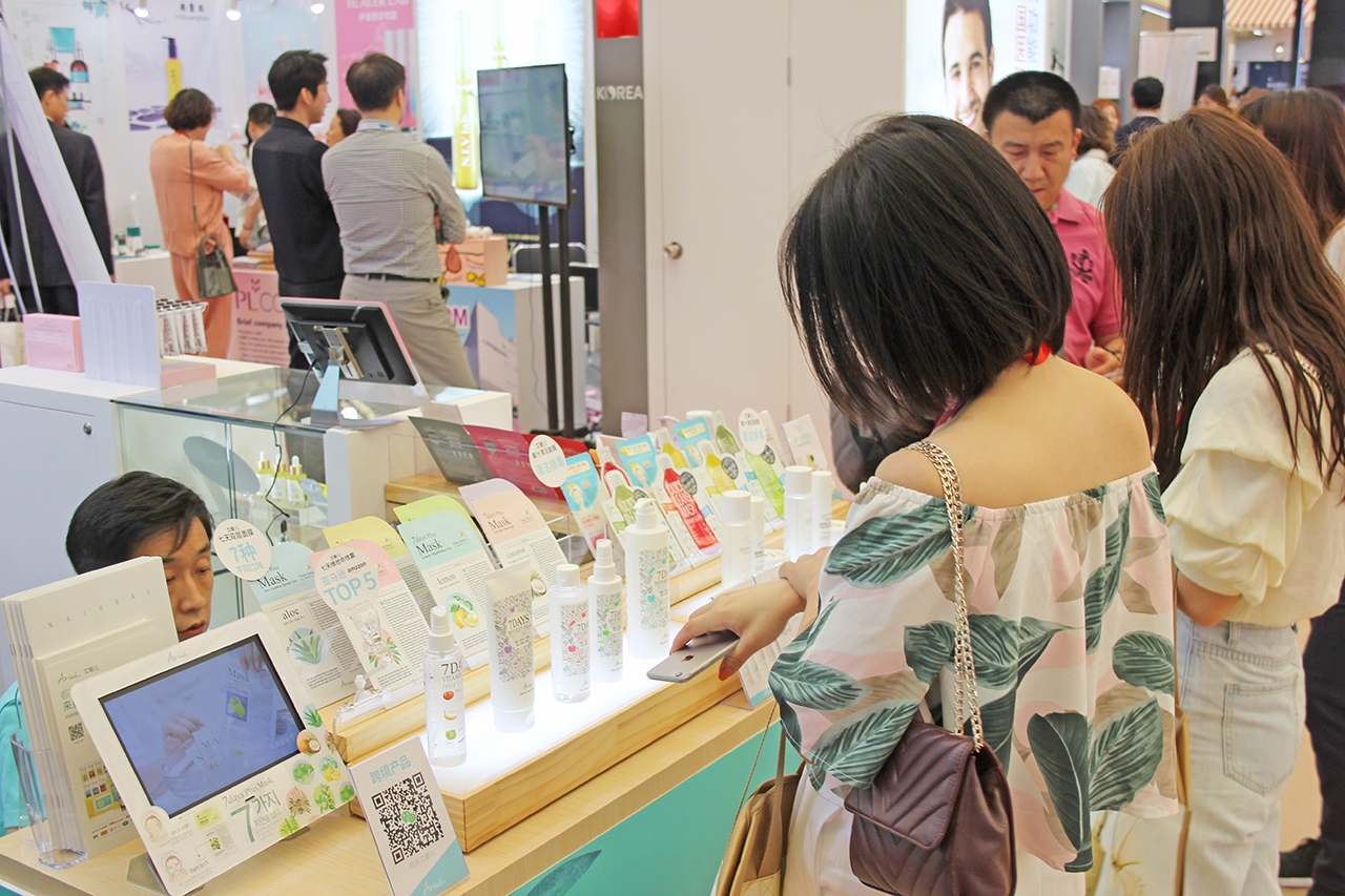 지난해 열린 중국 상해 국제 미용박람회에 참가한 한국 화장품 기업 부스에 중국 바이어들이 제품을 살펴보고 있다. 사진=시장경제신문