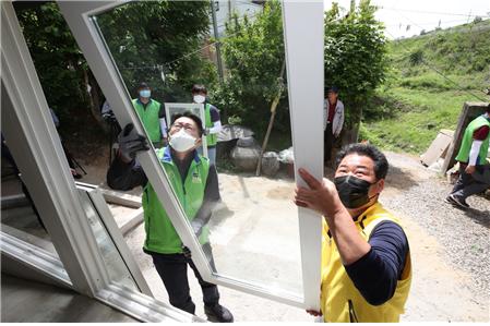 LH 김현준 사장이 경남 진주시 가좌동에서 직원들과 함께 주택개보수 봉사활동을 실시했다. 사진=LH