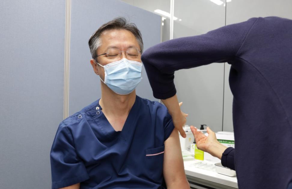 박상훈 아이디병원 병원장이 지난달 31일 코로나 백신 2차 접종을 완료했다. 사진=아이디병원