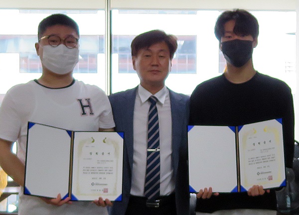 (왼쪽부터)김민석 학생, 정관욱 이사장, 조수헌 학생. 사진=서울특수여객조합
