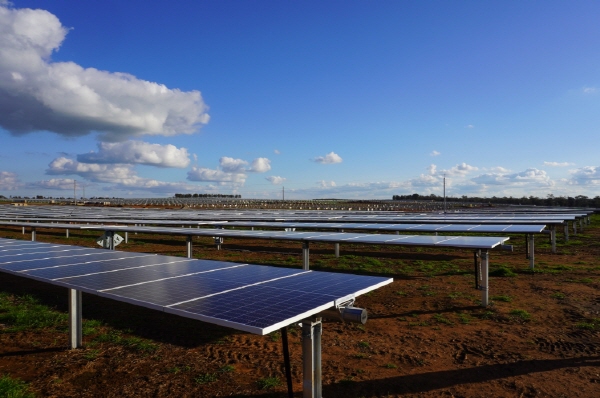 ATI가 호주에 설치해 가동 중인 태양광 발전설비 모습. 포스코가 개발한 특수 철강재인 포스맥이 하부 구조물에 사용됐다. 사진=포스코