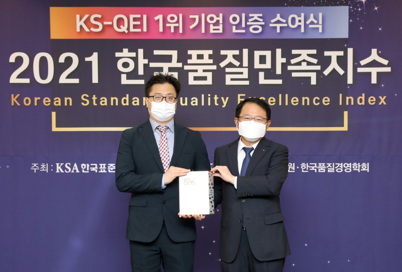 왼쪽부터 박선영 신도리코 부장, 강명수 한국표준협회 회장. 사진=신도리코