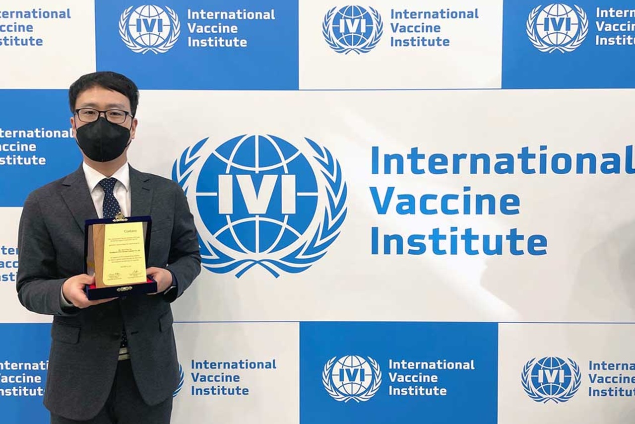 코리아나화장품은 지난 6일 UN 산하 국제기구 ‘국제백신연구소(IVI)’에 백신 연구 및 보급을 지원하는 후원금을 전달했다. 사진=코리아나화장품