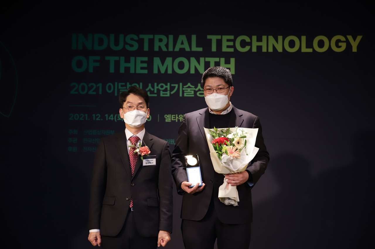 코스맥스는 이병만 대표가 지난 14일 서울 서초구 엘타워에서 열린 ‘2021 이달의 산업기술상’ 시상식에서 사업화기술 부문 장관상을 수상했다고 15일 밝혔다. 사진=코스맥스