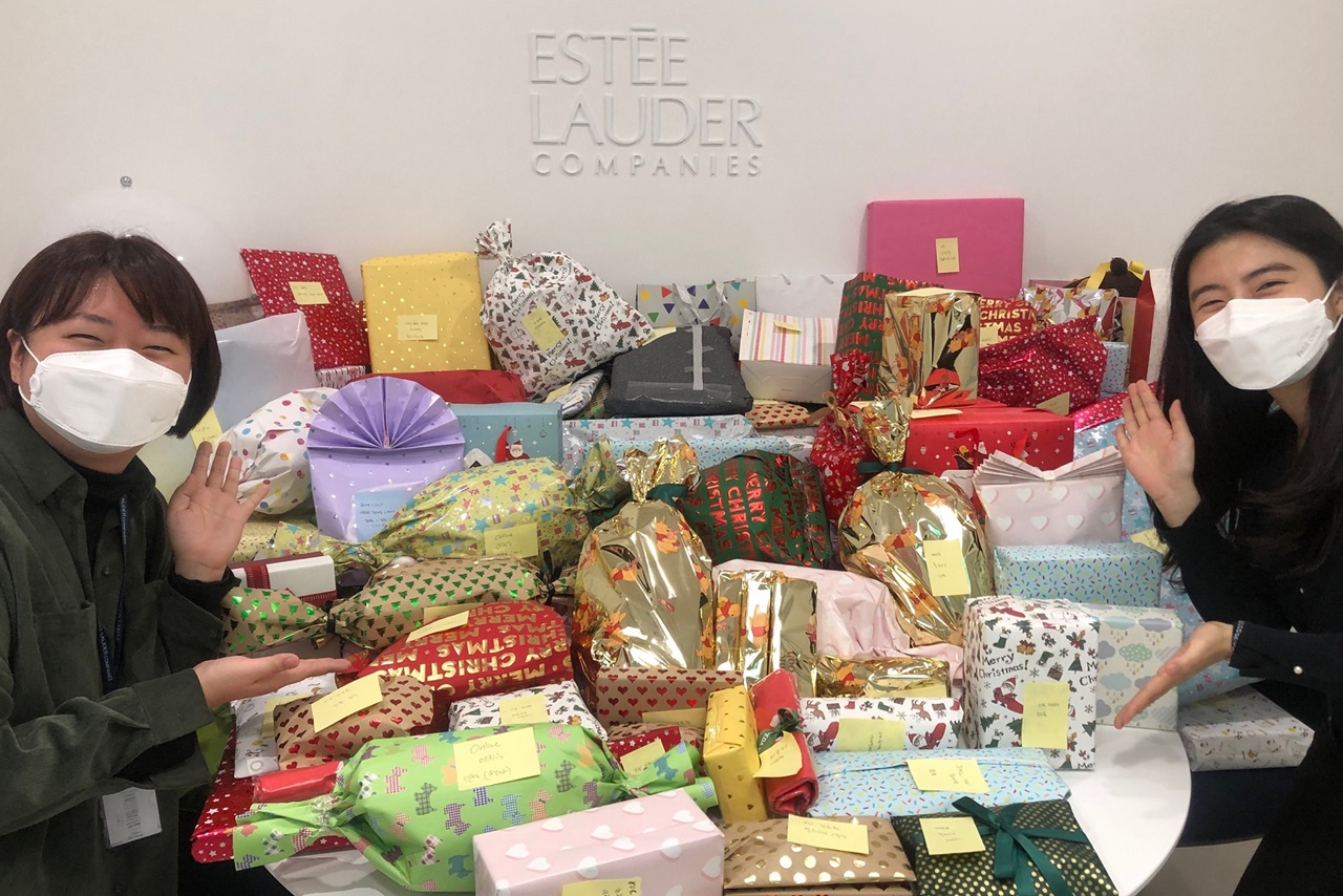 에스티 로더 컴퍼니즈 코리아(엘카코리아)는 연말을 맞아 최근 3,500만원을 서울SOS어린이마을에 기부하고 소속 아동들을 위해 임직원들이 준비한 크리스마스 선물 120여개를 전달했다고 밝혔다. 사진=엘카코리아