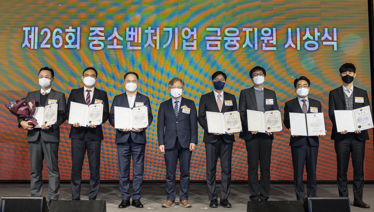 시상식에 참석한 김주현 채널1팀 SBI저축은행 팀장(왼쪽 첫번째)이 수상자들과 기념 촬영을 하고 있다. 사진=SBI저축은행 제공