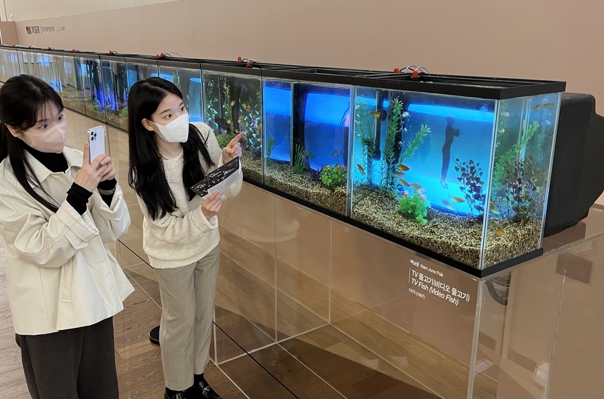 고객들이 'TV 물고기'를 보고 있는 모습. 사진= 갤러리아백화점