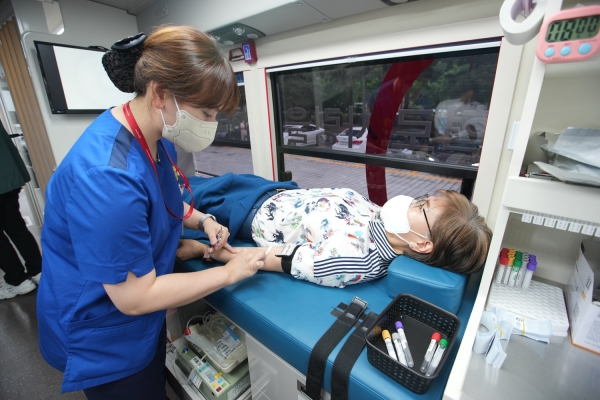 BNK경남은행 임직원들이 헌혈 운동에 적극 참여해 생명 나눔을 실천하고 있다. 사진=BNK경남은행 제공
