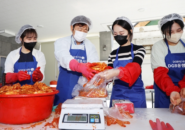 DGB대구은행은 6일 대구 서구 소재 '사랑의 빵 나눔터'에서 사랑의 김치 나눔 행사를 실시했다. 사진=DGB대구은행 제공
