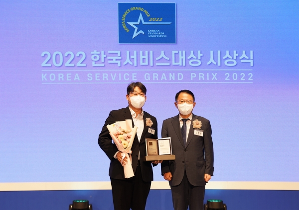 롯데건설 주영수 상무(왼쪽)가 ‘2022 한국서비스대상 시상식’에서 수상 후 기념촬영을 하고 있다. 사진=롯데건설
