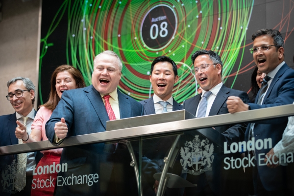 삼성증권 관계자는 영국 현지시간 기준 지난 20일 런던거래소에서 최초로 한국지수를 기초자산으로 하는 3배 레버리지 상품의 성공적인 상장을 기념해 