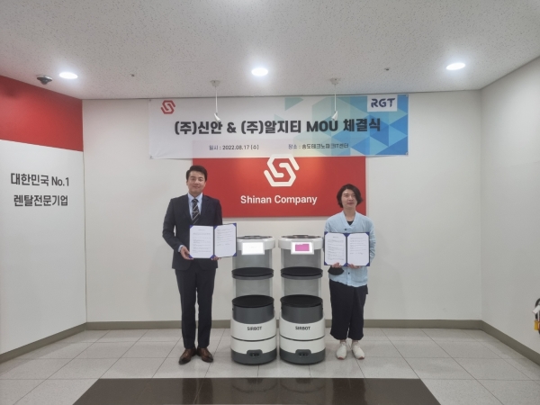 (왼쪽부터) 안성현 신안컴퍼니 대표이사와 ㈜알지티 정호정 대표이사가 사업다각화 관련 업무협약(MOU)을 체결하는 모습. 사진=신안컴퍼니