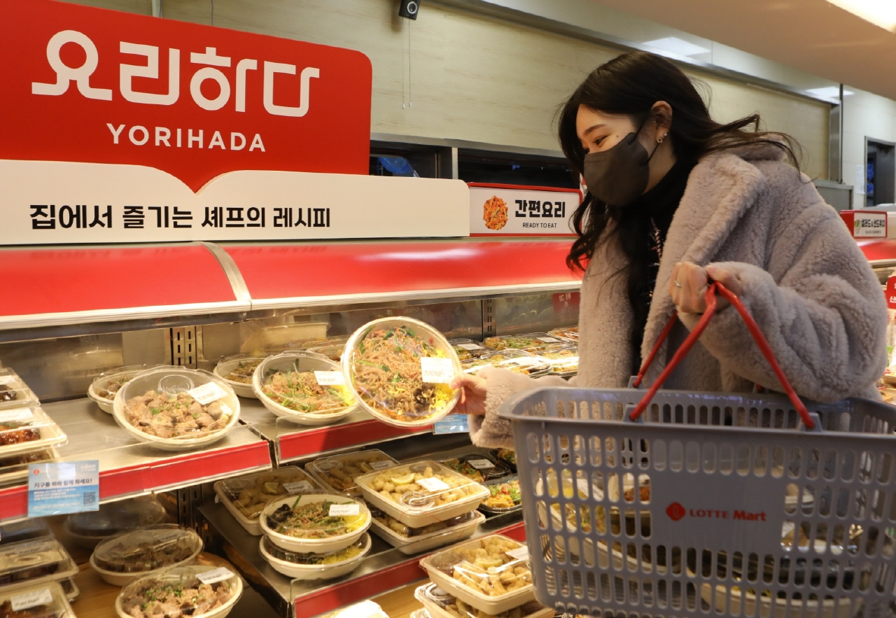 롯데마트 서울역점에서 즉석 조리 식품을 쇼핑하고 있는 고객 모습. 사진= 롯데마트