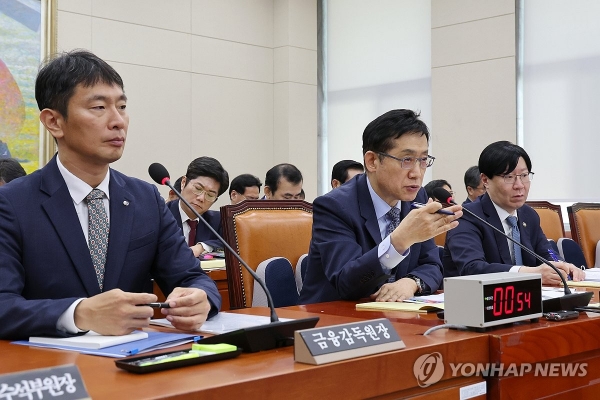 (왼쪽부터) 이복현 금감원장, 김주현 금융위원장, 김소영 금융부위원장