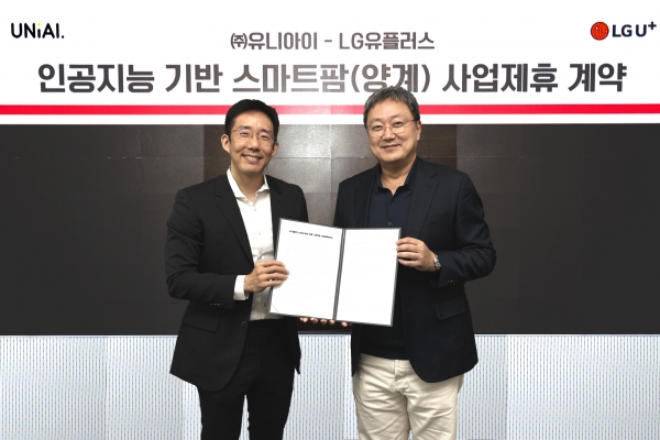 LG유플러스 임장혁 기업신사업그룹장(오른쪽)과 유니아이 백승환 대표. 사진=LGU+