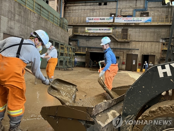 2022년 9월, 포항제철소 및 협력사 임직원들은 제11호 태풍 '힌남노' 피해 복구에 총력을 다했다. 포항제철소 연주공장에서 진흙을 퍼내고 있는 직원들. 사진=연합뉴스