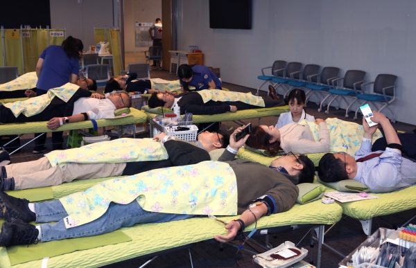 21일 NH투자증권 임직원들이 서울 영등포구 파크원 NH금융타워 4층 그랜드 홀에서 헌혈을 하고 있다. 사진=NH투자증권