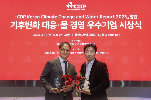 (왼쪽부터) 현대차 경영전략3실장 황동철 상무, 기아 안전환경지원팀 임기동 팀장이 '2023 CDP 코리아 어워드(CDP Korea Award)'에서 기념사진을 촬영하고 있다. 현대차그룹